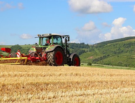 Около 1 тыс. сельхозтехники закупили аграрии Подмосковья в 2021 году